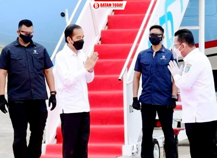 Gubernur Kepri Ansar Ahmad saat menyambut kedatangan Presiden RI Joko Widodo di Bandara Raja Haji Fisabilillah